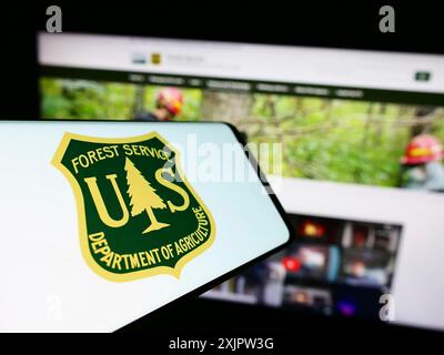 Stuttgart, Deutschland, 17.09.2023: Smartphone mit Logo des United States Forest Service (USFS) auf dem Bildschirm vor der Website. Konzentrieren Sie sich auf die Mitte des Telefons Stockfoto