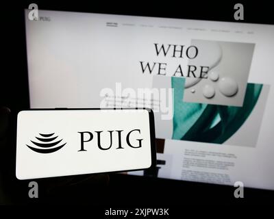 Stuttgart, Deutschland, 18.09.2023: Person mit Smartphone mit Logo des spanischen Mode- und Duftunternehmens Puig S.L. auf dem Bildschirm vor der Website. Stockfoto