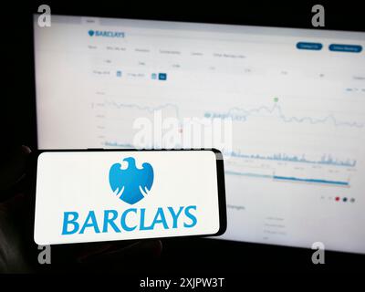 Stuttgart, Deutschland, 18.09.2023: Person, die ein Mobiltelefon mit dem Logo der britischen Universalbank Barclays plc auf dem Bildschirm vor der Webseite des Unternehmens hält. Stockfoto