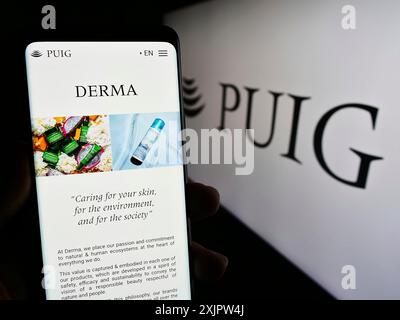 Stuttgart, Deutschland, 18.09.2023: Person, die ein Mobiltelefon hält, mit Webseite des spanischen Mode- und Duftunternehmens Puig SL auf dem Bildschirm mit Logo. Fokus Stockfoto
