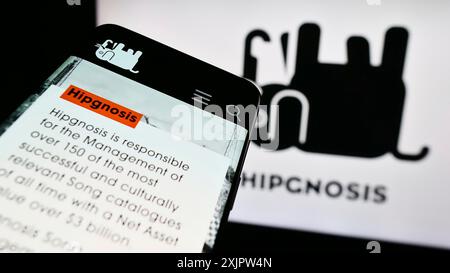 Stuttgart, 18.09.2023: Mobiltelefon mit Website der Investmentgesellschaft Hipgnosis Songs Fund Limited auf dem Bildschirm vor dem Logo. Konzentrieren Sie sich auf Stockfoto