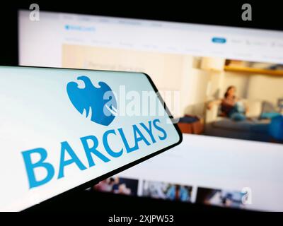 Stuttgart, Deutschland, 18.09.2023: Smartphone mit Logo der britischen Universalbank Barclays plc auf dem Bildschirm vor der Website des Unternehmens. Konzentrieren Sie sich auf Stockfoto