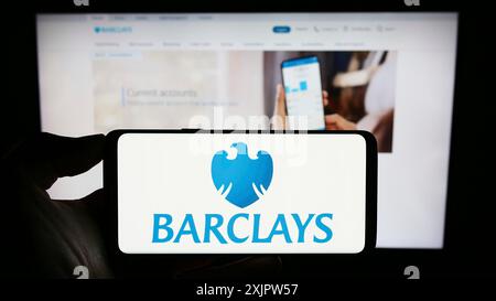 Stuttgart, Deutschland, 18.09.2023: Person, die ein Mobiltelefon mit dem Logo der britischen Universalbank Barclays plc auf dem Bildschirm vor der Webseite hält. Stockfoto