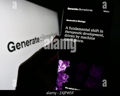 Stuttgart, Deutschland, 18.09.2023: Person mit Smartphone und Website des US-amerikanischen Biotechnologie-Unternehmens Generate Biomedicines auf dem Bildschirm mit Logo. Fokus Stockfoto