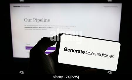 Stuttgart, Deutschland, 18.09.2023: Person, die ein Mobiltelefon mit dem Logo des amerikanischen Biotechnologie-Unternehmens Generate Biomedicines auf dem Bildschirm hält Stockfoto