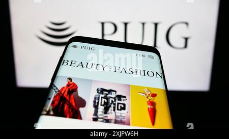 Stuttgart, Deutschland, 18.09.2023: Smartphone mit Website des spanischen Mode- und Duftunternehmens Puig S.L. vor dem Logo auf dem Bildschirm. Konzentrieren Sie sich auf Stockfoto