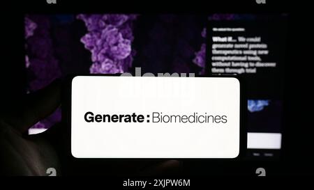 Stuttgart, Deutschland, 18.09.2023: Person mit Smartphone und Logo des US-amerikanischen Biotechnologie-Unternehmens Generate Biomedicines auf dem Bildschirm vor der Website. Stockfoto