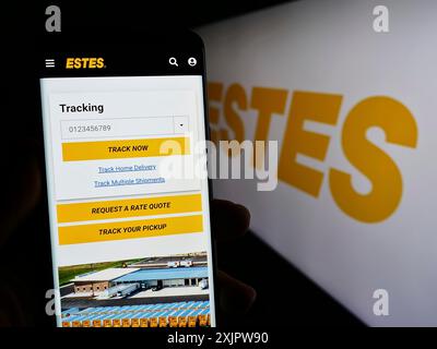 Stuttgart, Deutschland, 20.09.2023: Person, die ein Mobiltelefon hält, mit Webseite des US-Logistikunternehmens Estes Express Lines vor dem Logo auf dem Bildschirm. Stockfoto