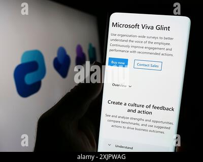 Stuttgart, Deutschland, 22.09.2023: Person, die ein Smartphone hält, mit Webseite der Plattform Microsoft Viva für Mitarbeitererfahrung auf dem Bildschirm mit Logo. Konzentrieren Sie sich auf Stockfoto