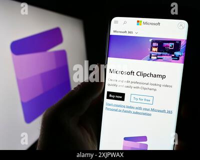 Stuttgart, Deutschland, 22.09.2023: Person, die ein Mobiltelefon hält, mit Webseite der Videobearbeitungssoftware Clipchamp (Microsoft) auf dem Bildschirm mit Logo. Konzentrieren Sie sich auf Stockfoto