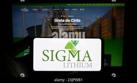 Stuttgart, Deutschland, 21.09.2023: Person, die ein Smartphone mit dem Logo des kanadischen Unternehmens Sigma Lithium Corporation auf dem Bildschirm vor der Website hält. Stockfoto