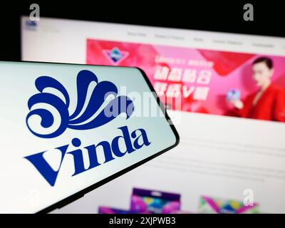 Stuttgart, Deutschland, 21.09.2023: Mobiltelefon mit Logo der Firma Vinda International Holdings Limited auf dem Bildschirm vor der Website. Konzentrieren Sie sich auf Stockfoto