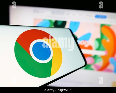 Stuttgart, 22.09.2023: Smartphone mit Logo des Webbrowsers Google Chrome auf dem Bildschirm vor der Website des Unternehmens. Fokus auf Mitte links von Stockfoto