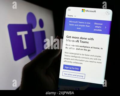 Stuttgart, Deutschland, 21.09.2023: Person, die ein Smartphone hält, mit Webseite der Business Communication Platform Microsoft Teams auf dem Bildschirm mit Logo. Fokus Stockfoto