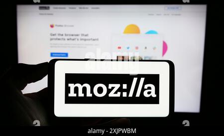 Stuttgart, 22.09.2023: Person, die ein Smartphone mit dem Logo der Open Source-Organisation Mozilla Foundation auf dem Bildschirm vor der Website hält. Stockfoto