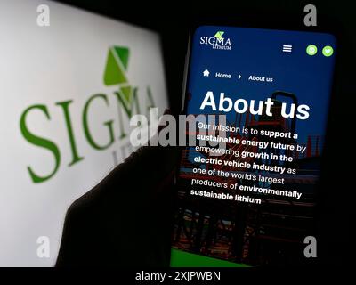 Stuttgart, Deutschland, 21.09.2023: Person, die ein Smartphone hält, mit Website des kanadischen Unternehmens Sigma Lithium Corporation auf dem Bildschirm vor dem Logo. Stockfoto
