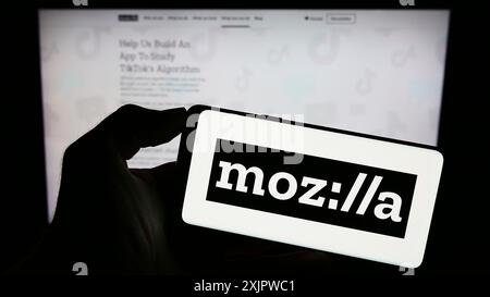 Stuttgart, 22.09.2023: Person, die ein Mobiltelefon mit dem Logo der Open Source-Organisation Mozilla Foundation auf dem Bildschirm vor der Webseite hält. Stockfoto