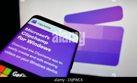 Stuttgart, 22.09.2023: Mobiltelefon mit Website der Videobearbeitungssoftware Clipchamp (Microsoft) auf dem Bildschirm vor dem Logo. Konzentrieren Sie sich auf Stockfoto