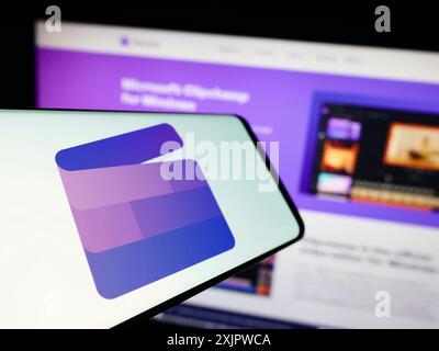 Stuttgart, Deutschland, 22.09.2023: Smartphone mit Logo der Videobearbeitungssoftware Clipchamp (Microsoft) auf dem Bildschirm vor der Website. Konzentrieren Sie sich auf Stockfoto