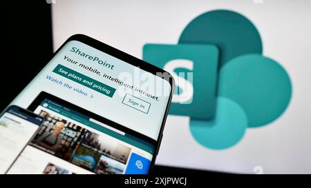 Stuttgart, Deutschland, 21.09.2023: Mobiltelefon mit Webseite der kollaborativen Plattform Microsoft SharePoint auf dem Bildschirm vor dem Geschäftslogo. Fokus Stockfoto