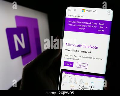 Stuttgart, Deutschland, 21.09.2023: Person, die ein Mobiltelefon hält, mit Webseite der Notizsoftware Microsoft OneNote auf dem Bildschirm vor dem Logo. Konzentrieren Sie sich auf Stockfoto