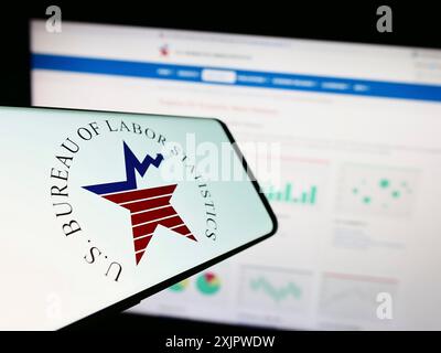 Stuttgart, 21. September 2023: Smartphone mit Logo des United States Bureau of Labor Statistics (BLS) auf dem Bildschirm vor der Website. Konzentrieren Sie sich auf Stockfoto