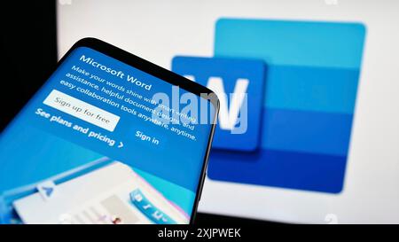 Stuttgart, Deutschland, 21.09.2023: Smartphone mit Webseite der Textverarbeitungssoftware Microsoft Word auf dem Bildschirm vor dem Firmenlogo. Konzentrieren Sie sich auf Stockfoto