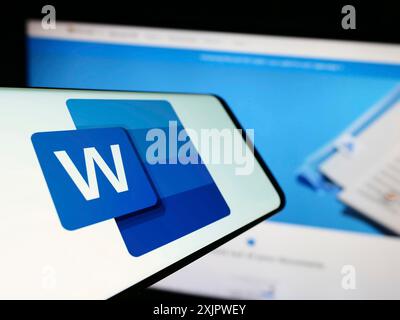 Stuttgart, 21.09.2023: Mobiltelefon mit Logo der Textverarbeitungssoftware Microsoft Word auf dem Bildschirm vor der Website des Unternehmens. Konzentrieren Sie sich auf Stockfoto