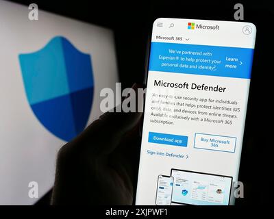 Stuttgart, Deutschland, 21.09.2023: Person, die ein Mobiltelefon hält, auf dem die Webseite der Sicherheitssoftware Microsoft Defender Antivirus mit Logo angezeigt wird. Konzentrieren Sie sich auf Stockfoto