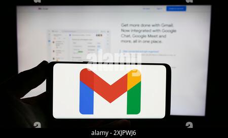 Stuttgart, Deutschland, 23.09.2023: Person, die ein Smartphone mit dem Logo des E-Mail-Dienstes Google Gmail auf dem Bildschirm vor der Website hält. Konzentrieren Sie sich auf das Telefon Stockfoto