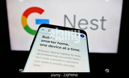 Stuttgart, Deutschland, 23.09.2023: Smartphone mit Webseite der Smart Home-Plattform Google Nest auf dem Bildschirm vor dem Business-Logo. Fokus oben links von Stockfoto