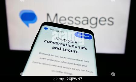 Stuttgart, Deutschland, 23.09.2023: Mobiltelefon mit Webseite der Instant Messaging App Google Messages auf dem Bildschirm vor dem Firmenlogo. Konzentrieren Sie sich auf Stockfoto