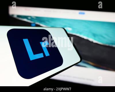 Stuttgart, 23.09.2023: Mobiltelefon mit Logo der Bildverarbeitungssoftware Adobe Lightroom auf dem Bildschirm vor der Website des Unternehmens. Konzentrieren Sie sich auf Stockfoto