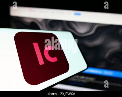 Stuttgart, 24.09.2023: Smartphone mit Logo der Textverarbeitungssoftware Adobe InCopy auf dem Bildschirm vor der Business-Website. Konzentrieren Sie sich auf die Mitte Stockfoto