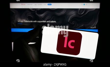 Stuttgart, Deutschland, 24.09.2023: Person, die ein Smartphone mit dem Logo der Textverarbeitungssoftware Adobe InCopy auf dem Bildschirm vor der Website hält. Konzentrieren Sie sich auf Stockfoto