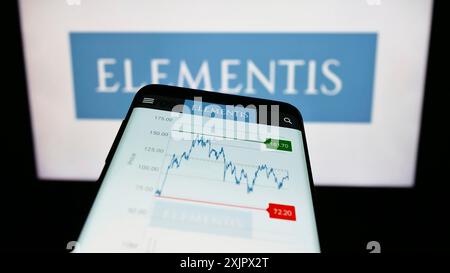 Stuttgart, 25.09.2023: Mobiltelefon mit Website des britischen Spezialchemieunternehmens Elementis plc vor Geschäftslogo. Konzentrieren Sie sich auf Stockfoto