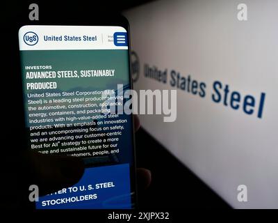 Stuttgart, Deutschland, 25.09.2023: Person, die ein Mobiltelefon hält, mit Website der Firma United States Steel Corporation (US Steel) vor dem Logo. Stockfoto