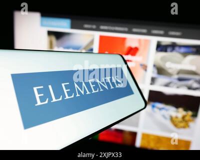Stuttgart, 25.09.2023: Smartphone mit Logo des britischen Spezialchemieunternehmens Elementis plc vor der Business-Website. Konzentrieren Sie sich auf Stockfoto