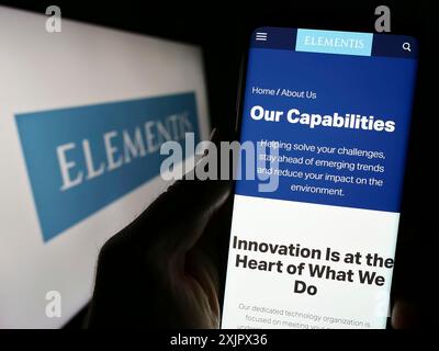 Stuttgart, Deutschland, 25.09.2023: Person, die ein Mobiltelefon hält, mit Website des britischen Spezialchemieunternehmens Elementis plc vor dem Logo. Konzentrieren Sie sich auf Stockfoto