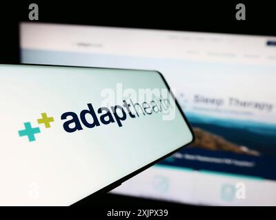 Stuttgart, 25.09.2023: Smartphone mit Logo des amerikanischen Gesundheitsunternehmens AdaptHealth LLC vor der Business-Website. Konzentrieren Sie sich auf Stockfoto