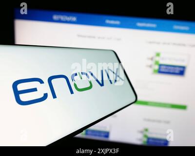 Stuttgart, 25.09.2023: Mobiltelefon mit Logo des amerikanischen Batterieunternehmens Enovix Corporation vor der Business-Website. Fokus auf Mitte-links Stockfoto