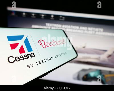 Stuttgart, 25.09.2023: Mobiltelefon mit Logo des amerikanischen Luftfahrtunternehmens Textron Aviation Inc. Vor der Business-Website. Konzentrieren Sie sich auf Stockfoto