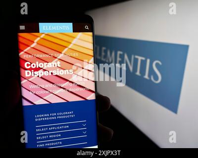 Stuttgart, Deutschland, 25.09.2023: Person, die ein Smartphone hält, mit Webseite des britischen Spezialchemieunternehmens Elementis plc vor dem Logo. Fokus Stockfoto