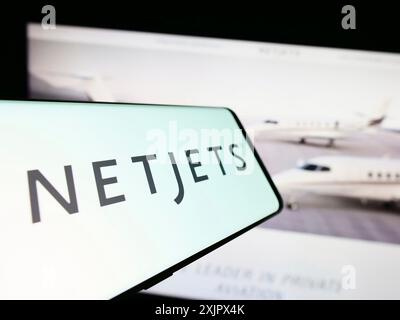 Stuttgart, 25.09.2023: Mobiltelefon mit Logo der amerikanischen Business-Jet-Firma NetJets Inc. Vor der Business-Website. Konzentrieren Sie sich auf die Mitte von Stockfoto