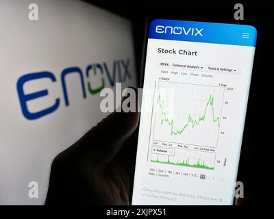 Stuttgart, Deutschland, 25.09.2023: Person, die ein Smartphone hält, mit Webseite des US-amerikanischen Akkuunternehmens Enovix Corporation vor dem Firmenlogo. Konzentrieren Sie sich auf Stockfoto