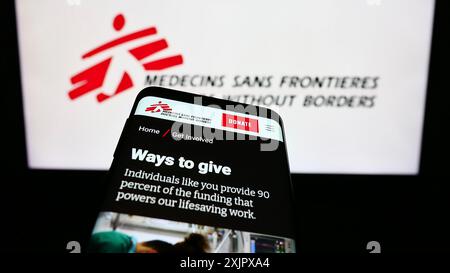 Stuttgart, 10.06.2023: Mobiltelefon mit Website der Wohltätigkeitsorganisation Ärzte ohne Grenzen vor Logo. Fokus oben links von Stockfoto