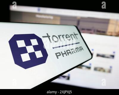 Stuttgart, Deutschland, 10.11.2023: Smartphone mit Logo des indischen Unternehmens Torrent Pharmaceuticals Limited vor der Business-Website. Konzentrieren Sie sich auf Stockfoto