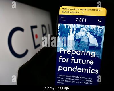 Stuttgart, Deutschland, 10-11-2023: Person, die Smartphone mit Webseite der Koalition für epidemische Preparedness Innovations (CEPI) mit Logo hält. Konzentrieren Sie sich auf Stockfoto