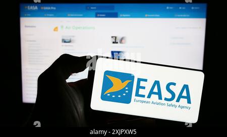 Stuttgart, Deutschland, 17.10.2023: Person mit Mobiltelefon mit Logo der Agentur der Europäischen Union für Flugsicherheit (EASA) vor der Webseite. Konzentrieren Sie sich auf Stockfoto