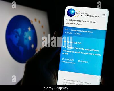 Stuttgart, Deutschland, 10.16.2023: Person, die ein Mobiltelefon hält, mit Website des Europäischen Auswärtigen Dienstes (EAD) der EU-Institution mit Logo. Fokus Stockfoto